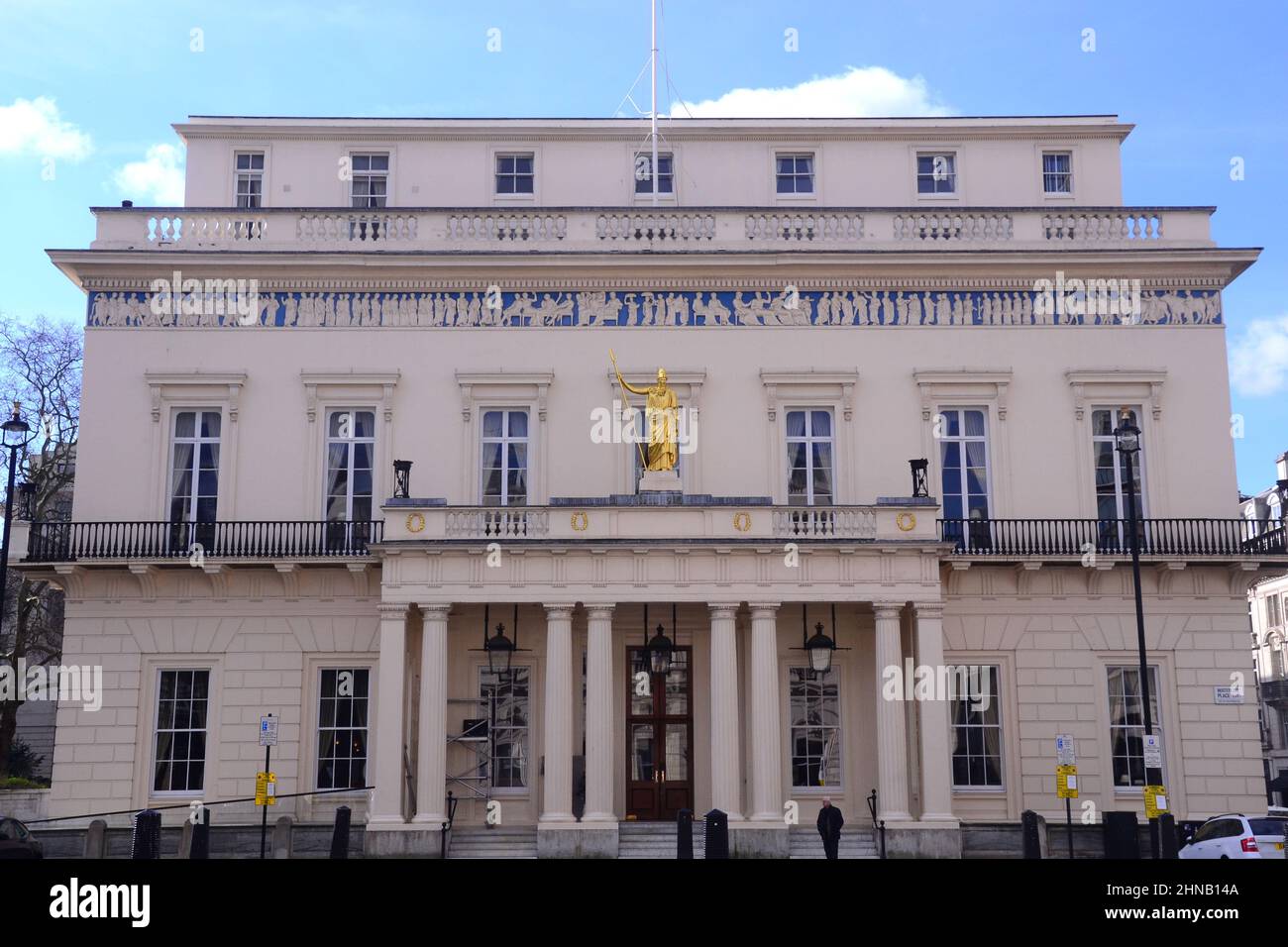 Außenansicht des Athenaeum, eines privaten Mitgliedsclubs, in der 107 Pall Mall an der Ecke Waterloo Place, London, England, Vereinigtes Königreich. Stockfoto