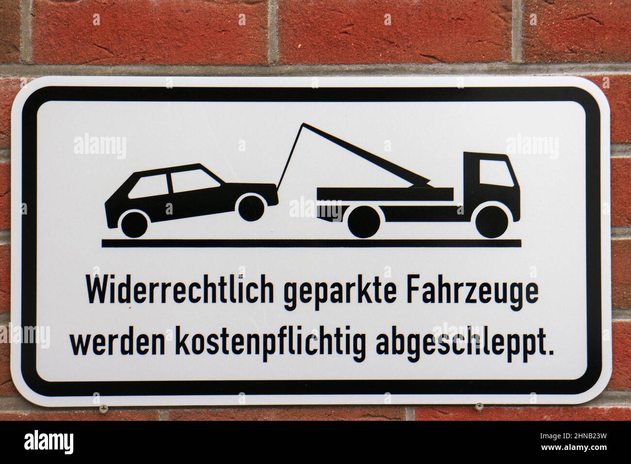 Illegales Parkschild in deutscher Sprache Stockfoto