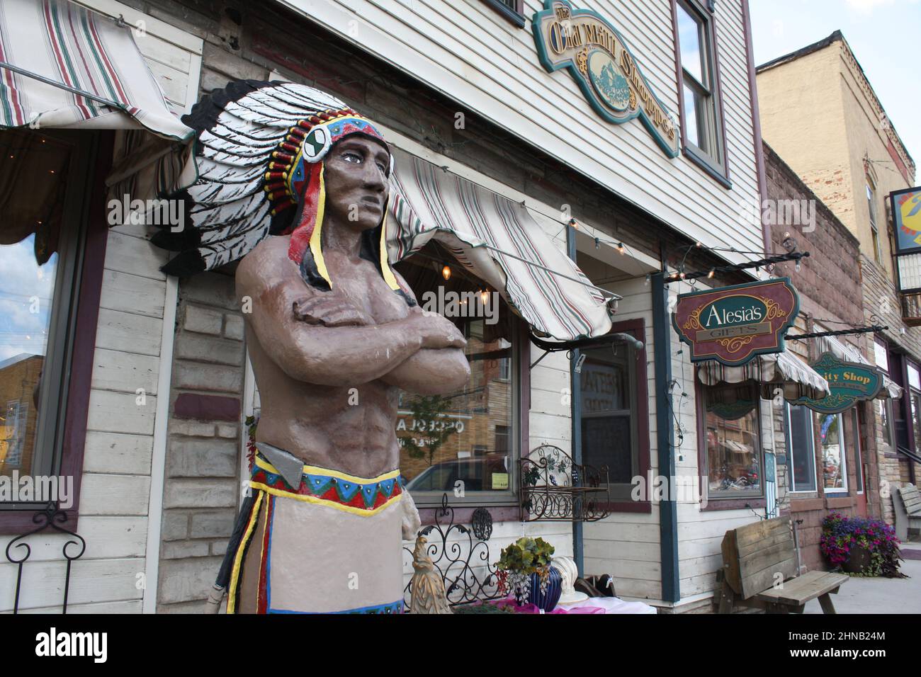 Indian at Old Mill Shoppes in der Innenstadt von Osceola, Wisconsin. Stockfoto