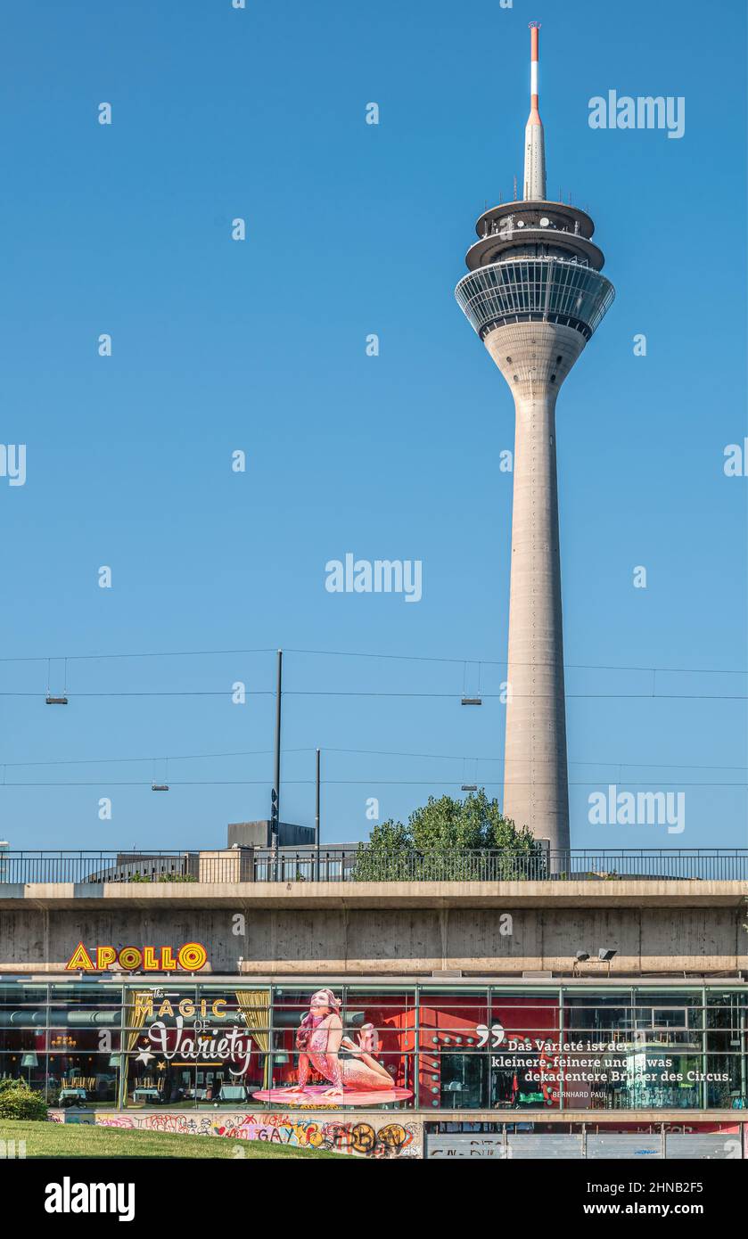 Roncallis Apollo Varieté Theater mit dem Düsseldorfer Rheinturm im Hintergrund, NRW Stockfoto
