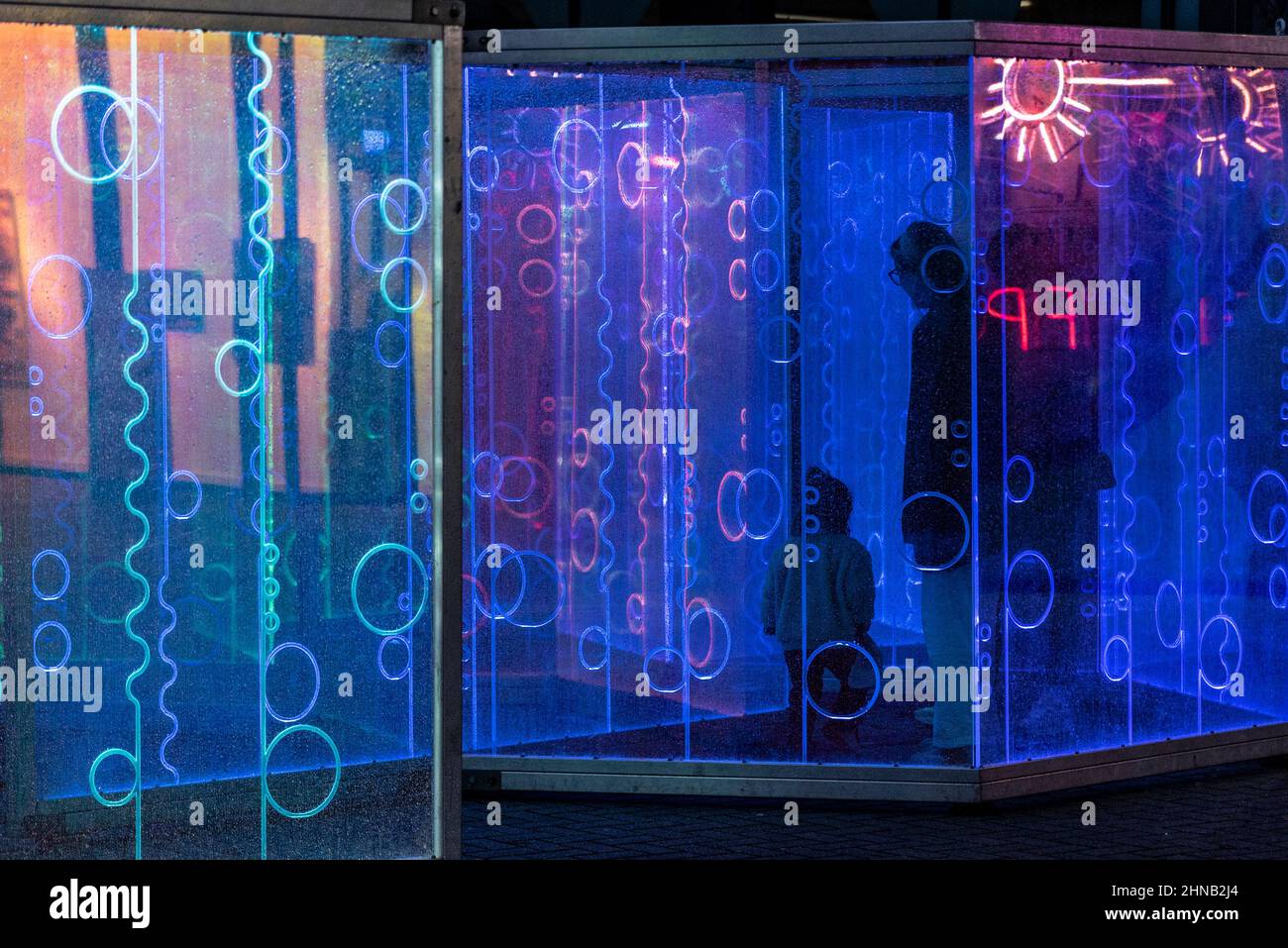 LuminoCity Illumination Art Installation in High Street, Southend on Sea, Essex, UK. Labyrinth mit dem Titel Silvana. Mutter und Kind im leichten Labyrinth Stockfoto