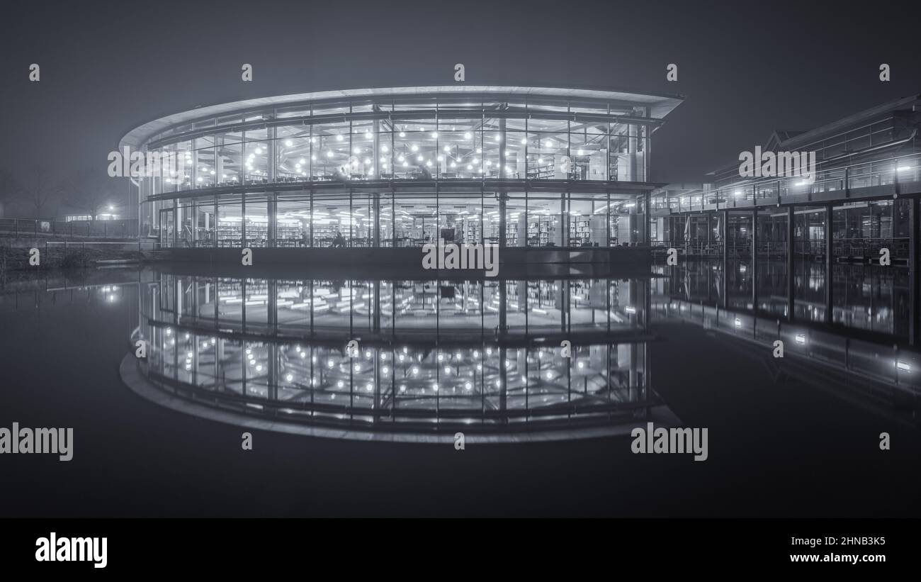 Modernes Bürogebäude im Nebel Stockfoto