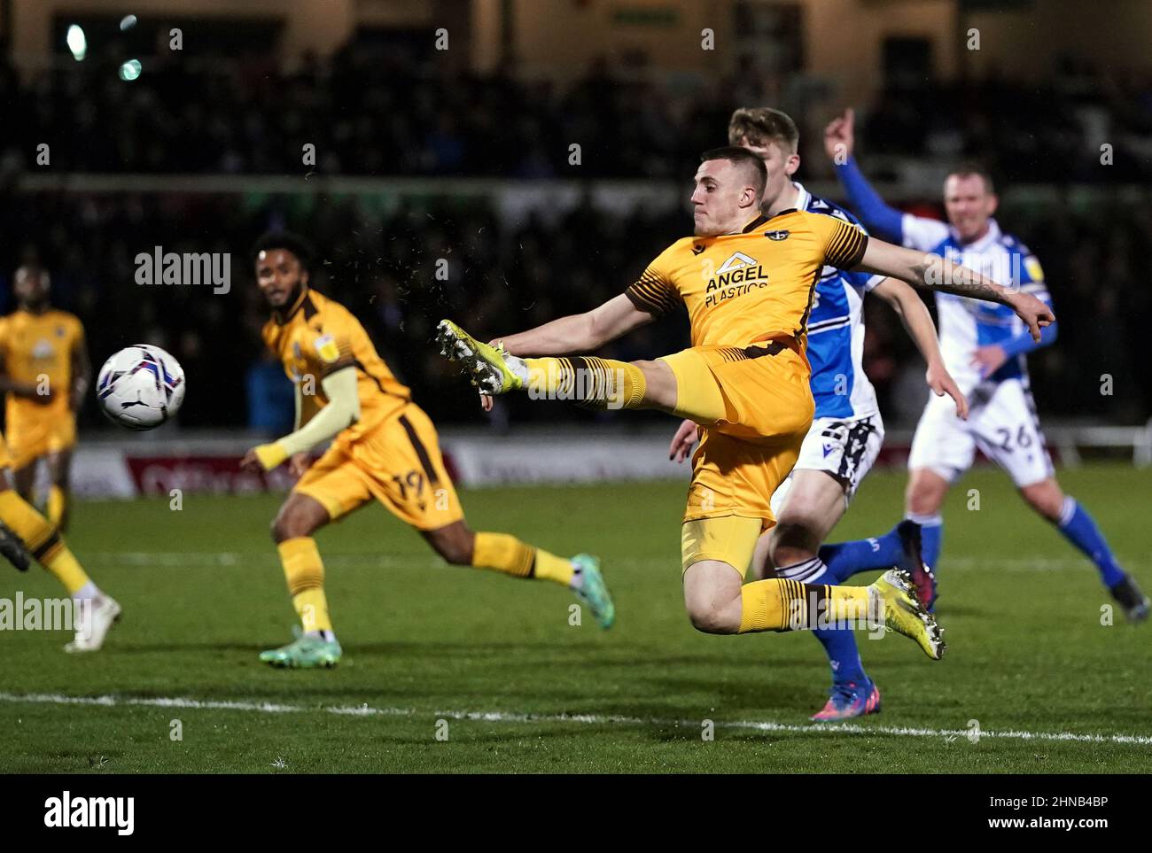 Ben Goodliffe von Sutton United versucht im zweiten Spiel der Sky Bet League im Memorial Stadium, Bristol, einen Torschuss. Bilddatum: Dienstag, 15. Februar 2022. Stockfoto