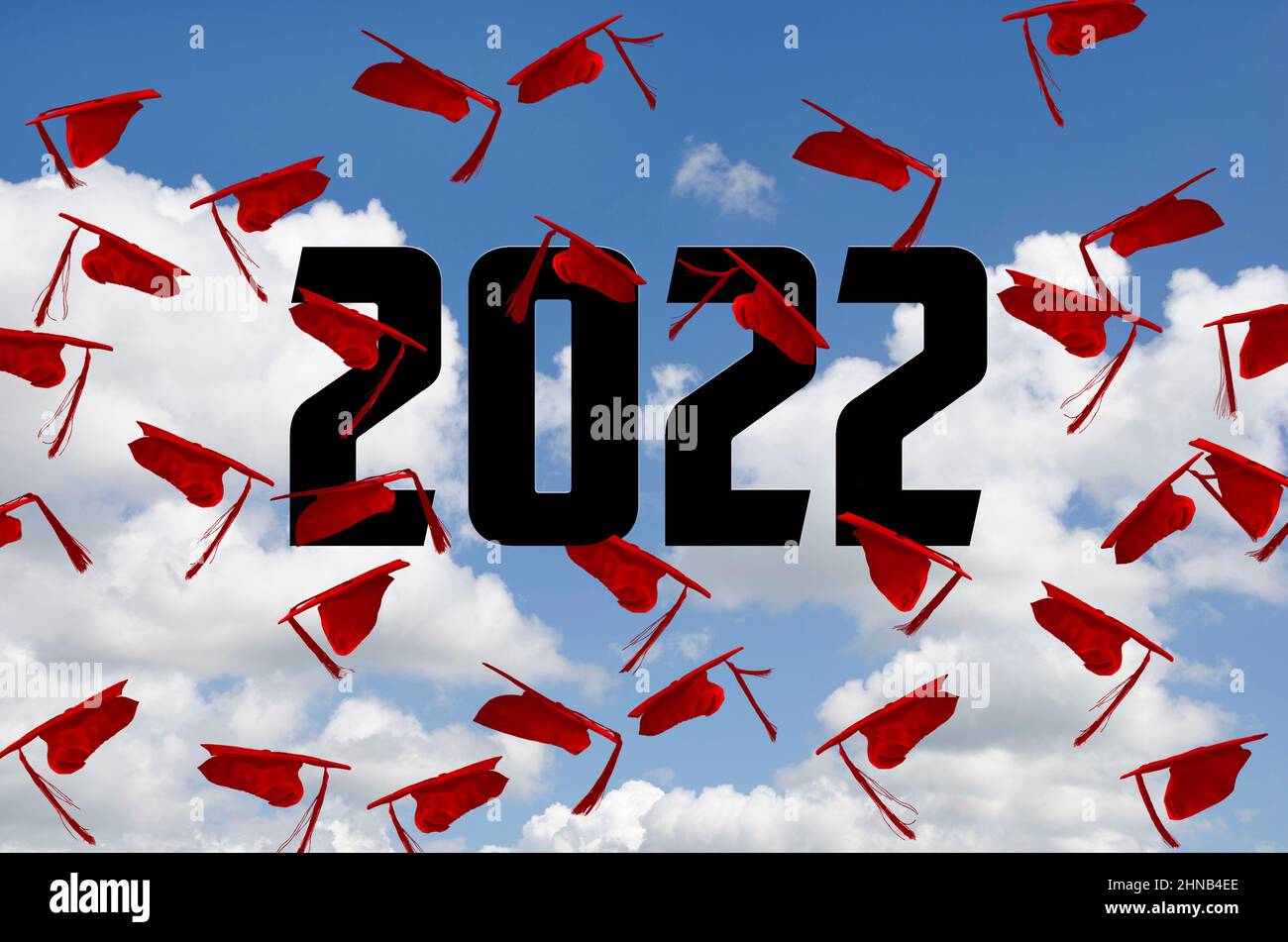 Rote Graduierungskappen in der Luft am Sommerhimmel mit 2022 Text Stockfoto