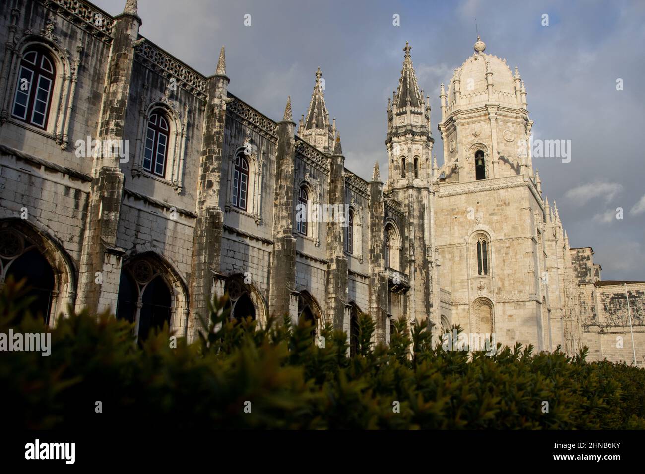 Mosteiro dos Jeronimos, Blick auf das historische Kloster Jeronimos in Lissabon, Belem bei Sonnenuntergang Stockfoto