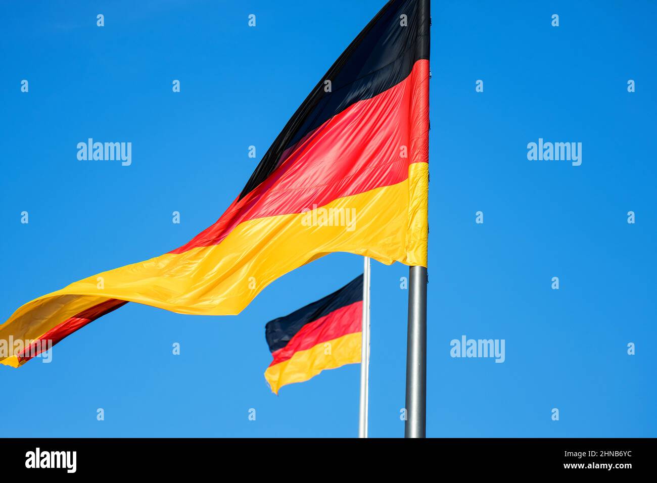 Zwei deutsche Flaggen bei starkem Wind Stockfoto
