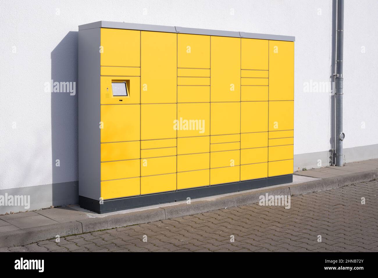 Poststation, die allein an der weißen Wand steht Stockfoto