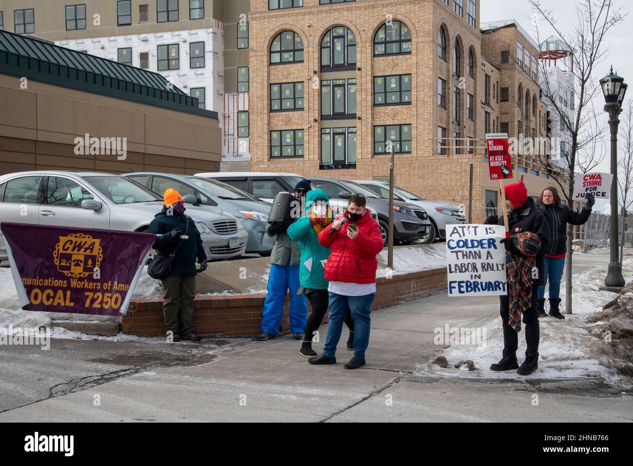 St. Paul, Minnesota. 12. Februar 2022. Bei AT&T. sammeln sich die Beschäftigten für Gerechtigkeit AT&T-Mobilitätsmitarbeiter kämpfen bei einer Arbeiterkundgebung um die großen Erhöhungen, die sie einschneiden Stockfoto
