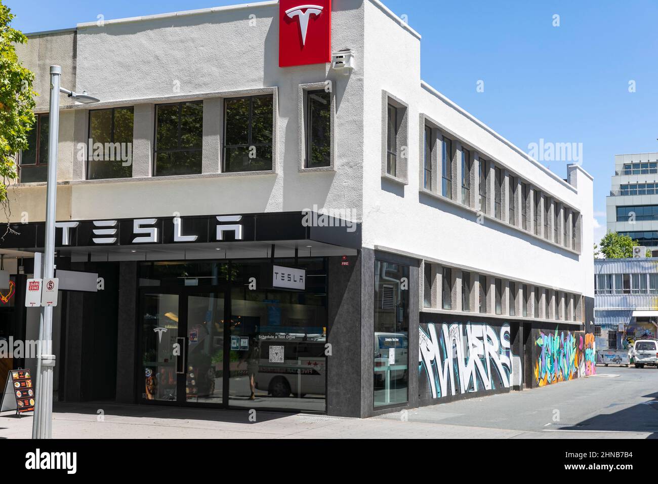 Tesla Showroom im Stadtzentrum von Canberra, gelegen in der Bunda Street, Verkauf und Vermarktung von Elektroautos, ACT, Australien Stockfoto