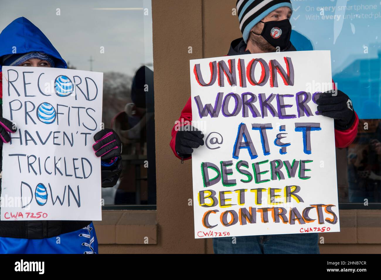 St. Paul, Minnesota. 12. Februar 2022. Bei AT&T. sammeln sich die Beschäftigten für Gerechtigkeit AT&T-Mobilitätsmitarbeiter kämpfen bei einer Arbeiterkundgebung um die großen Erhöhungen, die sie einschneiden Stockfoto