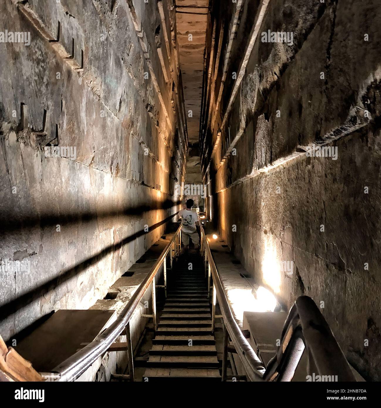 Spaziergang von der Königskammer durch die große Galerie der Großen Pyramide von Khufu in Gizeh in Ägypten Stockfoto