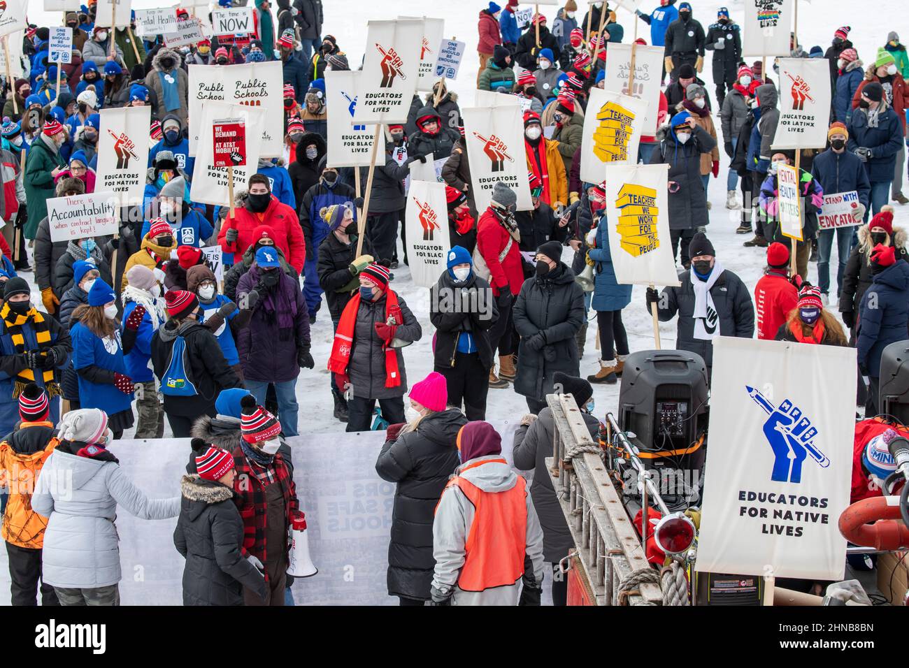St. Paul, Minnesota. 12. Februar 2022. Die Lehrer versammeln sich und marschieren für bessere Verträge. Die Lehrer der Twin Cities sammeln sich vor einer bevorstehenden Abstimmung über einen Streik. Th Stockfoto