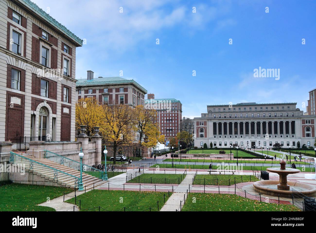 Großer Universitätscampus mit Gebäuden im romanischen Stil, Columbia University in New York Stockfoto