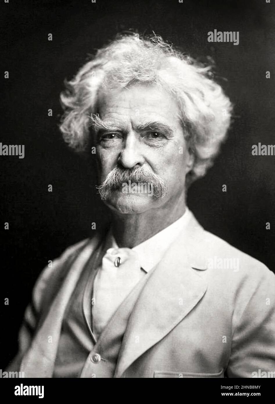 Mark Twain (1835-1910), der Vater der amerikanischen Literatur, zu dessen Werken die Abenteuer von Tom Sawyer und die Abenteuer von Huckleberry Finn gehören. Foto von A.F. Bradley wurde 1907 in New York aufgenommen. Stockfoto