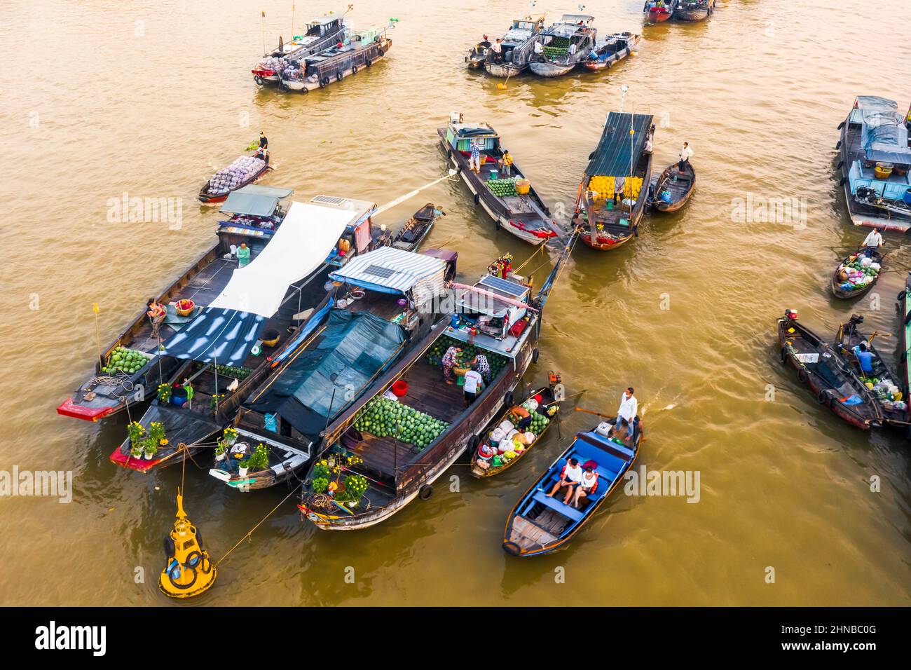 Der schwimmende Markt von Cai Rang ist voll mit Tet-Booten, um das neue Jahr willkommen zu heißen, darunter Wassermelonen und andere landwirtschaftliche Produkte. Stockfoto