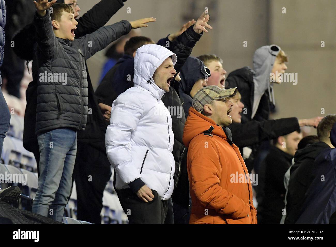 WIGAN, GROSSBRITANNIEN. FEB 15th verärgerte Fans des Crewe Alexandra Football Club nach dem Spiel der Sky Bet League 1 zwischen Wigan Athletic und Crewe Alexandra am Dienstag, den 15th. Februar 2022 im DW Stadium in Wigan. (Kredit: Eddie Garvey | MI News) Stockfoto