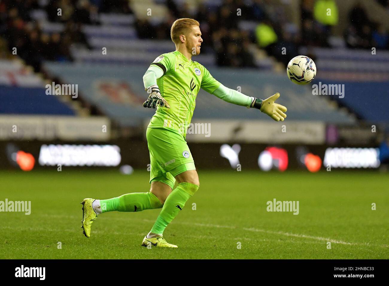 WIGAN, GROSSBRITANNIEN. FEB 15th Ben Amos vom Wigan Athletic Football Club während des Spiels der Sky Bet League 1 zwischen Wigan Athletic und Crewe Alexandra am Dienstag, den 15th. Februar 2022 im DW Stadium in Wigan. (Kredit: Eddie Garvey | MI News) Stockfoto