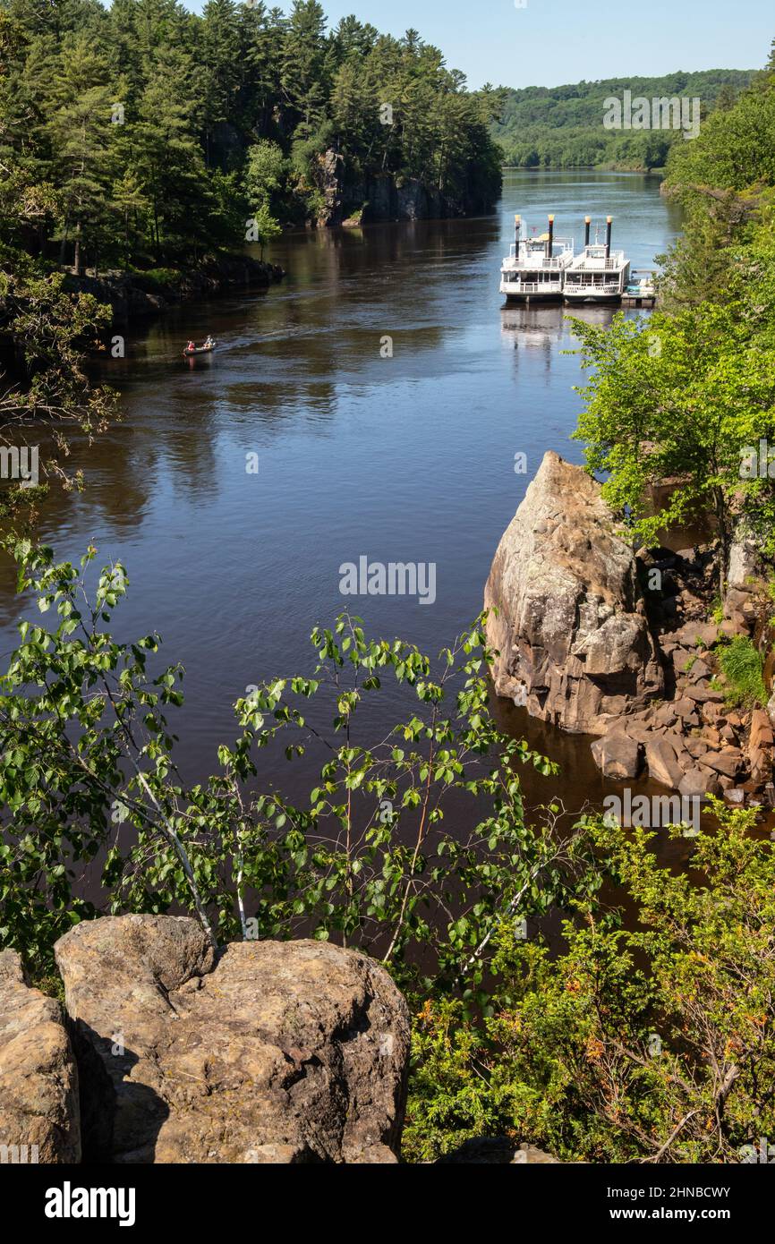 Fischerboot auf dem St. Croix River und Flussboote, Taylors Falls Queen und Princess am Dock im Dalles of the St. Croix am Interstate State Park. Stockfoto