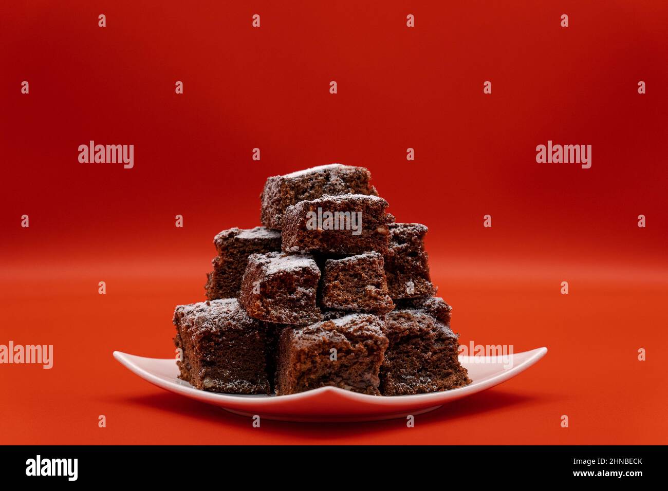 Brownies auf weißem Teller und rotem Hintergrund Stockfoto