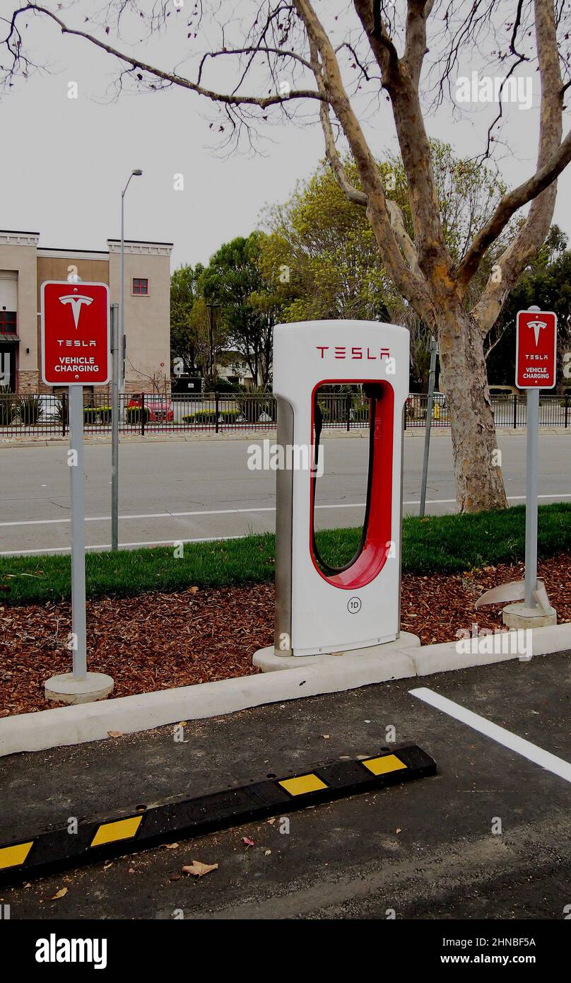 Tesla EV-Ladestation für Fahrzeuge auf einem Parkplatz in einem Einkaufszentrum in Union City, Kalifornien Stockfoto