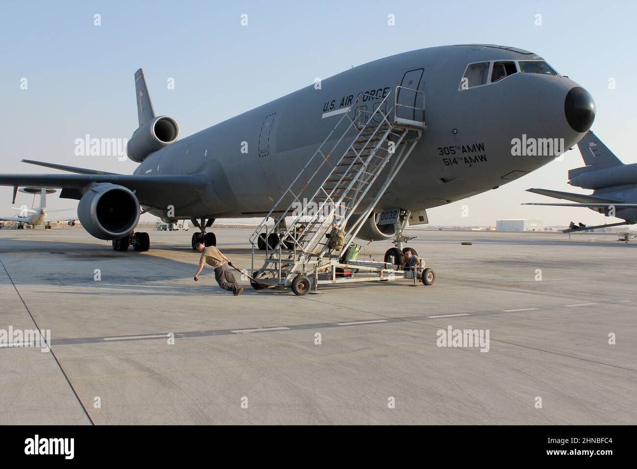 Die Crew-Chefs der US-Luftwaffe, Senior Airman Cameron Stoker, und Senior Airman Garret Brown, verschieben die Lufttreppe vor dem Start des Flugzeugs vom Al Dhafra Air Base, Vereinigte Arabische Emirate, 14. Februar 2022 von einem KC-10 Extender weg. Der KC-10 bietet den USA und den Koalitionsstreitkräften im Zuständigkeitsbereich des U.S. Central Command die Möglichkeit, Luft-zu-Luft-Betankung zu ermöglichen. (USA Luftwaffe Foto von Master Sgt. Dan Heaton) Stockfoto