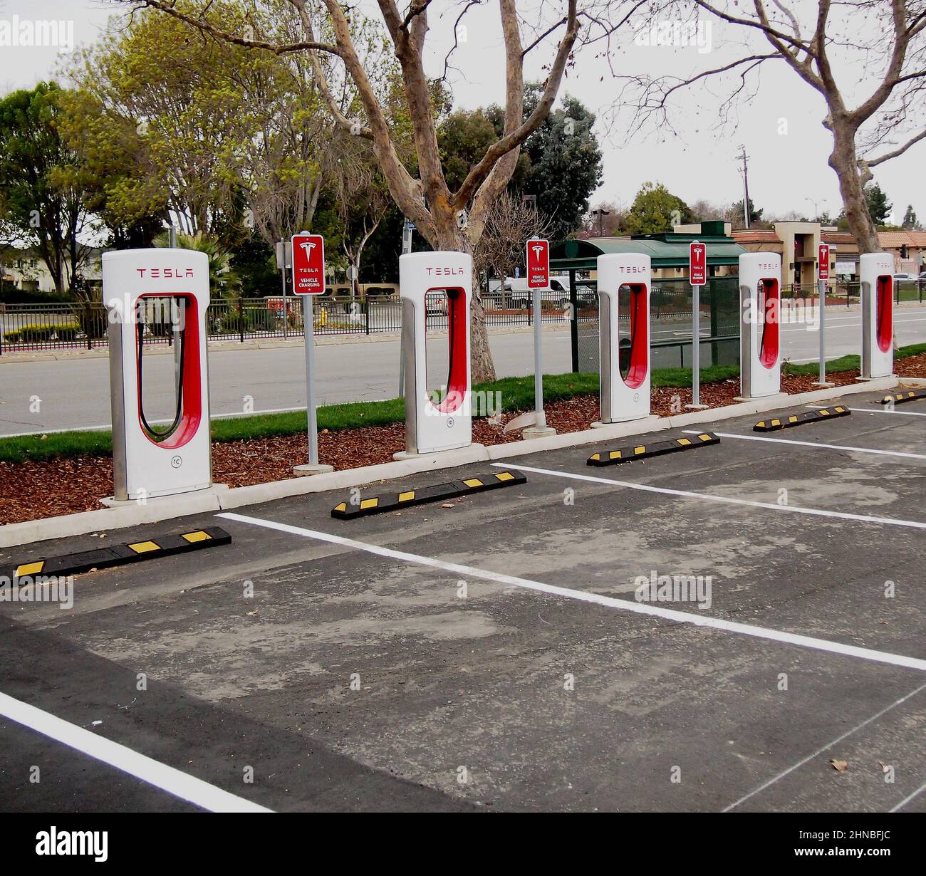 Tesla EV-Ladestation für Fahrzeuge auf einem Parkplatz in einem Einkaufszentrum in Union City, Kalifornien Stockfoto