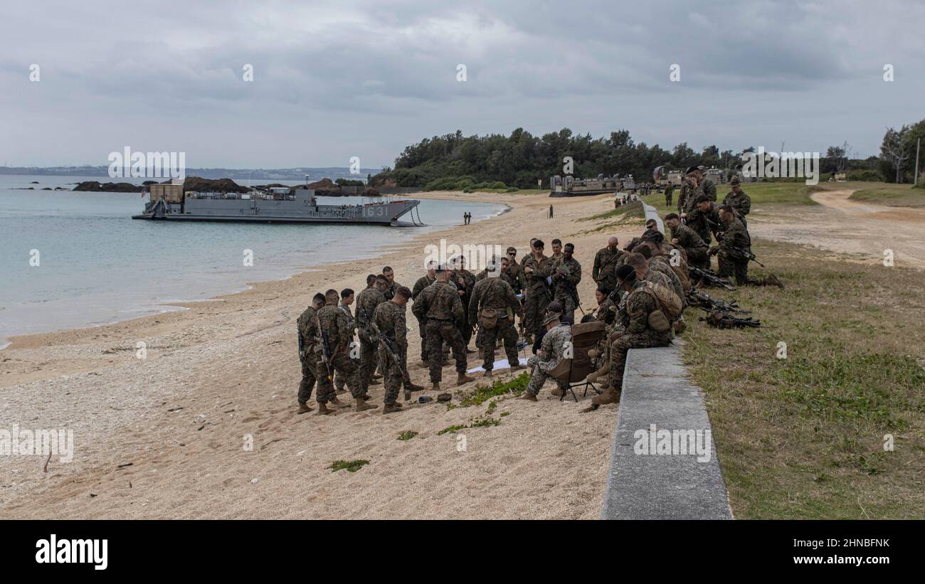 US-Marineinfanteristen mit dem Bataillon Landing Team 1/5, 31st Marine Expeditionary Unit (MEU), werden vor einem motorisierten Überfall auf Kin Blue, Okinawa, Japan, am 9. Februar 2022 informiert. Die 31st MEU ist an Bord der Schiffe der America Expeditionary Strike Group im Einsatzgebiet der 7th Flotten tätig, um die Interoperabilität mit Verbündeten und Partnern zu verbessern und als einsatzbereite Einsatztruppe zur Verteidigung von Frieden und Stabilität in der Indo-Pazifik-Region zu dienen. (USA Marine Corps Foto von Sgt. Danny Gonzalez) Stockfoto