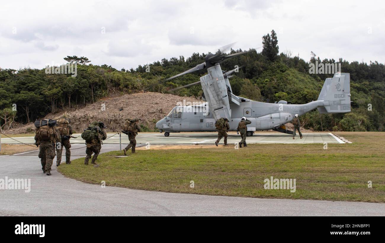 US-Marineinfanteristen mit der Maritime RAID Force, 31st Marine Expeditionary Unit (MEU), gehen während einer Absetzung in Kin Blue, Okinawa, Japan, am 7. Februar 2022 in Richtung eines MV-22B Fischadlers. Die 31st MEU ist an Bord der Schiffe der America Amphibious Ready Group im Einsatzgebiet der 7th Flotten tätig, um die Interoperabilität mit Verbündeten und Partnern zu verbessern und als einsatzbereite Einsatztruppe zur Verteidigung von Frieden und Stabilität in der Indo-Pazifik-Region zu dienen. (USA Marine Corps Foto von Sgt. Danny Gonzalez) Stockfoto