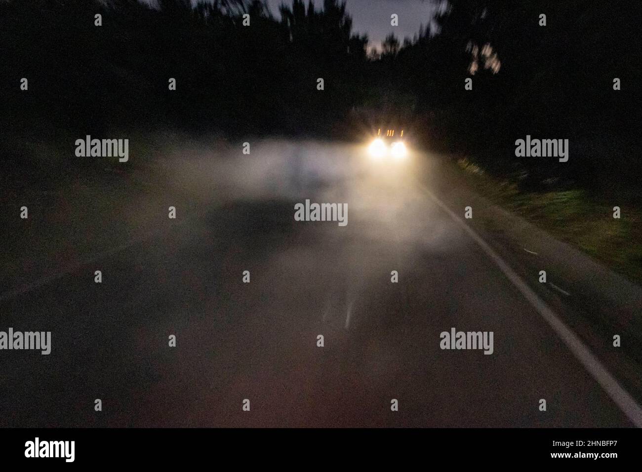 U.S. Marines mit dem Bataillon Landing Team 1/5, 31st Marine Expeditionary Unit (MEU), vor einem motorisierten Überfall auf Kin Blue, Okinawa, Japan, 9. Februar 2022. Die 31st MEU ist an Bord der Schiffe der America Expeditionary Strike Group im Einsatzgebiet der 7th Flotten tätig, um die Interoperabilität mit Verbündeten und Partnern zu verbessern und als einsatzbereite Einsatztruppe zur Verteidigung von Frieden und Stabilität in der Indo-Pazifik-Region zu dienen. (USA Marine Corps Foto von Sgt. Danny Gonzalez) Stockfoto