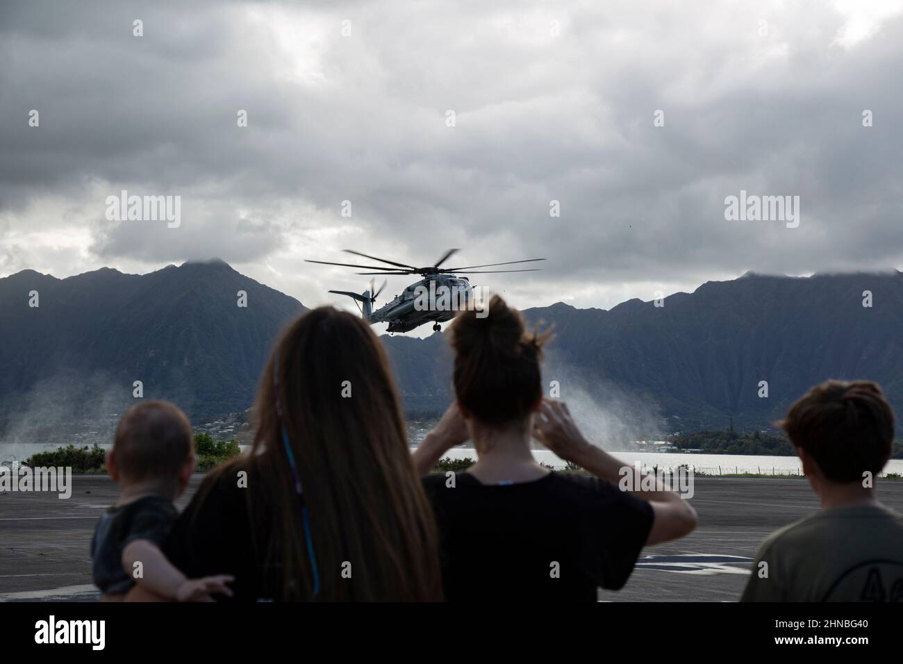 Die Familie des US Marine LT. Col. Kelly Allen Kommandanten der Marine Heavy Helicopter Squadron (HMH) 463, erwartet seine Ankunft von seinem letzten Flug mit HMH-463 auf der Marine Corps Base Hawaii, Hawaii, 10. Februar 2022. Es gibt eine lange Tradition unter den Piloten für ihre letzten Flüge mit ihren Staffeln, um mit ihrer Familie an der Fluglinie zu enden. (USA Marine Corps Foto von CPL. Dalton J. Payne) Stockfoto