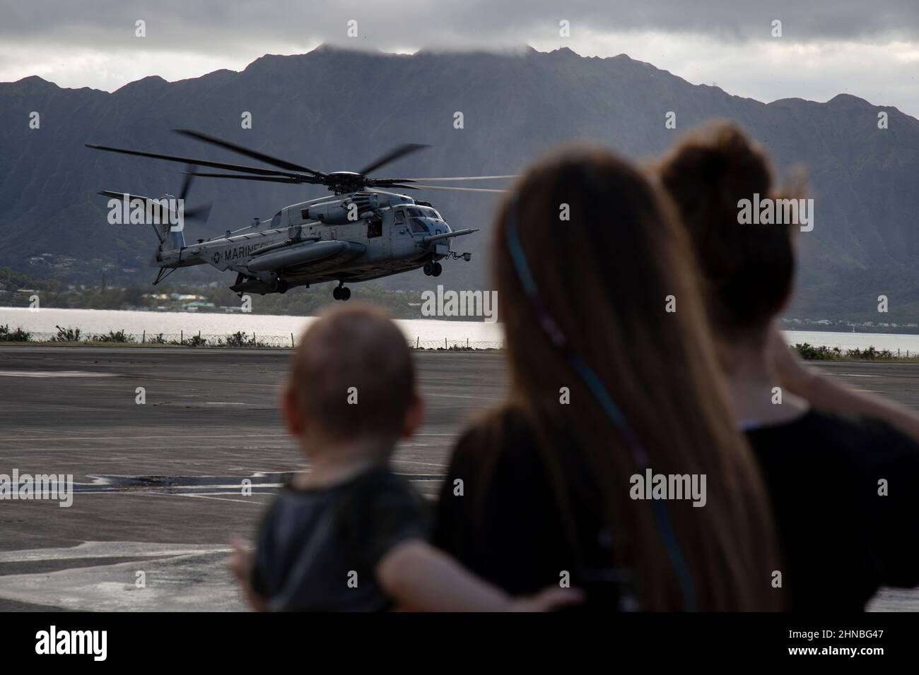 Die Familie des US Marine LT. Col. Kelly Allen Kommandanten der Marine Heavy Helicopter Squadron (HMH) 463, erwartet seine Ankunft von seinem letzten Flug mit HMH-463 auf der Marine Corps Base Hawaii, Hawaii, 10. Februar 2022. Es gibt eine lange Tradition unter den Piloten für ihre letzten Flüge mit ihren Staffeln, um mit ihrer Familie an der Fluglinie zu enden. (USA Marine Corps Foto von CPL. Dalton J. Payne) Stockfoto