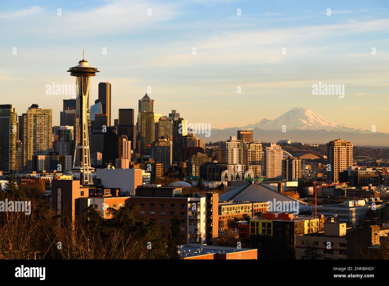 Seattle - 11. Februar 2022; Sonnenuntergang im Winter über der Skyline von Seattle mit vulkanischem Mount Rainier am Horizont Stockfoto