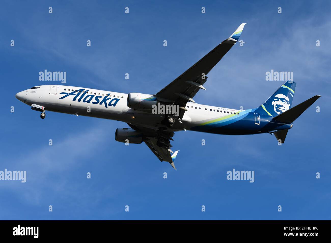 SeaTac, WA, USA - 11. Februar 2022; Alaska Airlines Boeing 737-900 (er) mit der Tail-Nummer N462AS nähert sich SeaTac zur Landung an Stockfoto