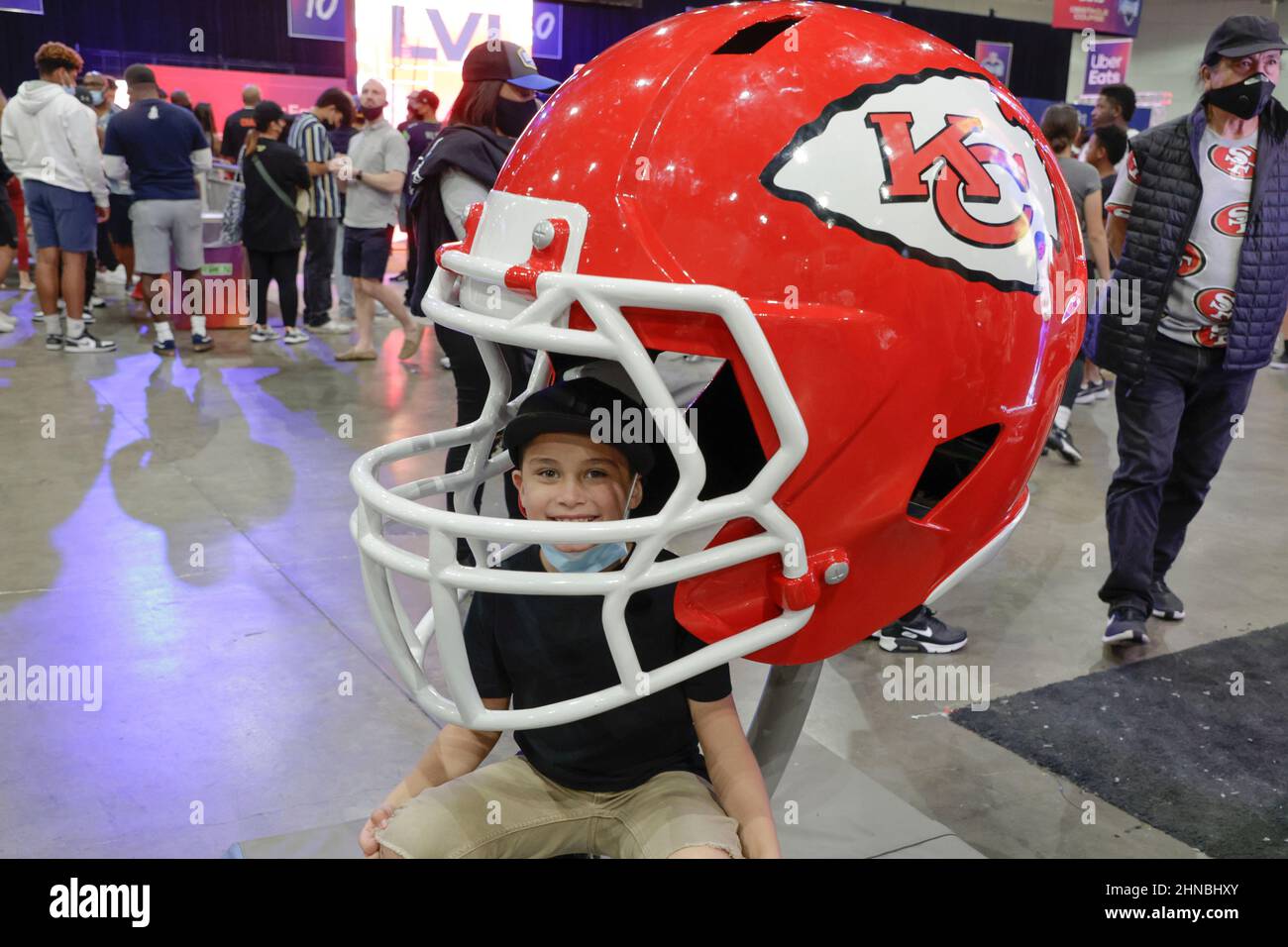 Samstag, 12. Februar 2022, 2022; Los Angeles, CA USA: Ein allgemeiner Blick auf einen jungen Fan mit einem Jumbo Kansas City Chiefs Helm bei Super Bowl LVL Experience im Los Angeles Convention Center. (Kim Hukari/Bild des Sports) Stockfoto