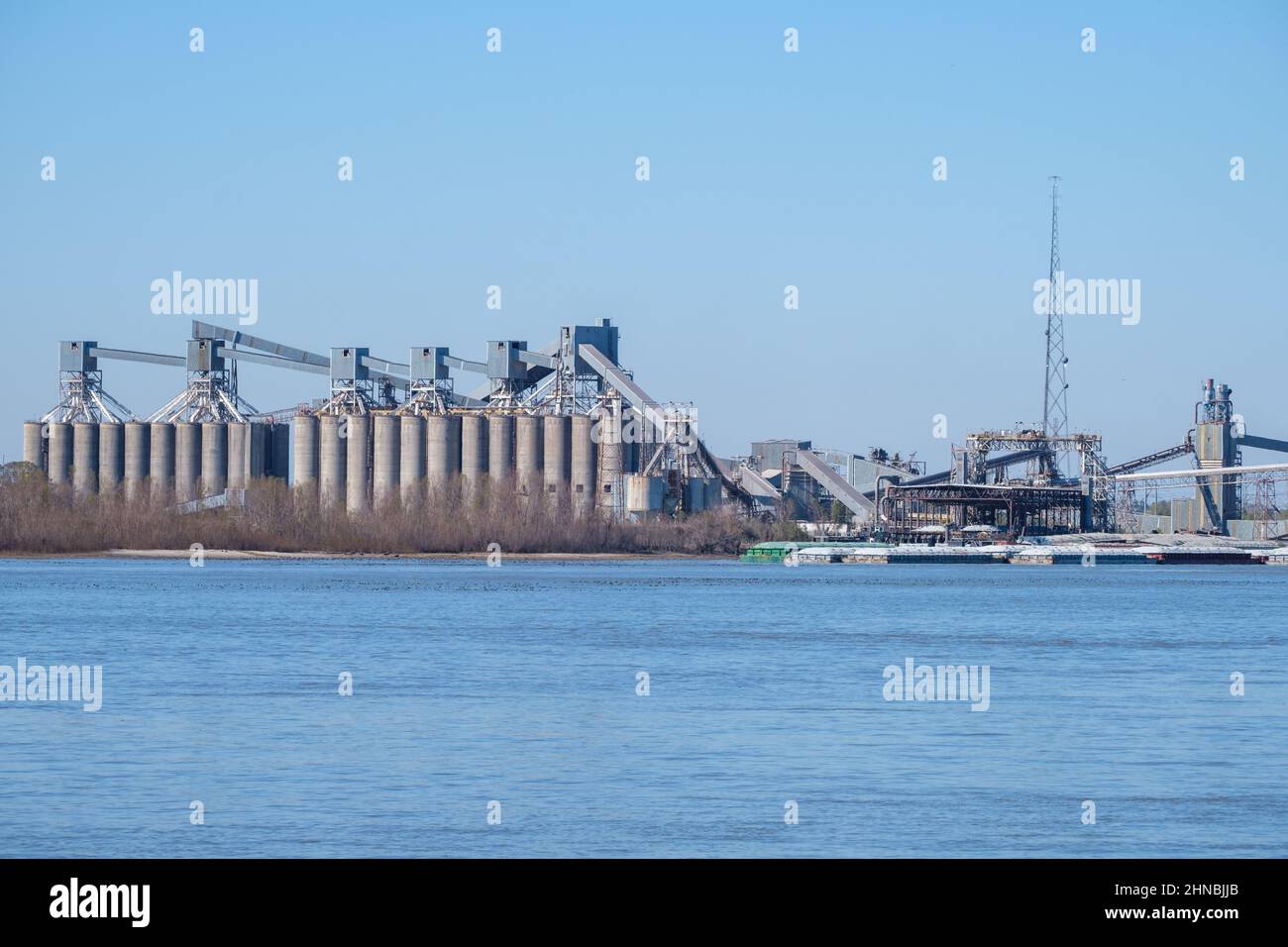 NEW ORLEANS, LA, USA - 11. FEBRUAR 2022: Cargill-Getreideaufzug und Lastkähne auf dem Mississippi River Stockfoto