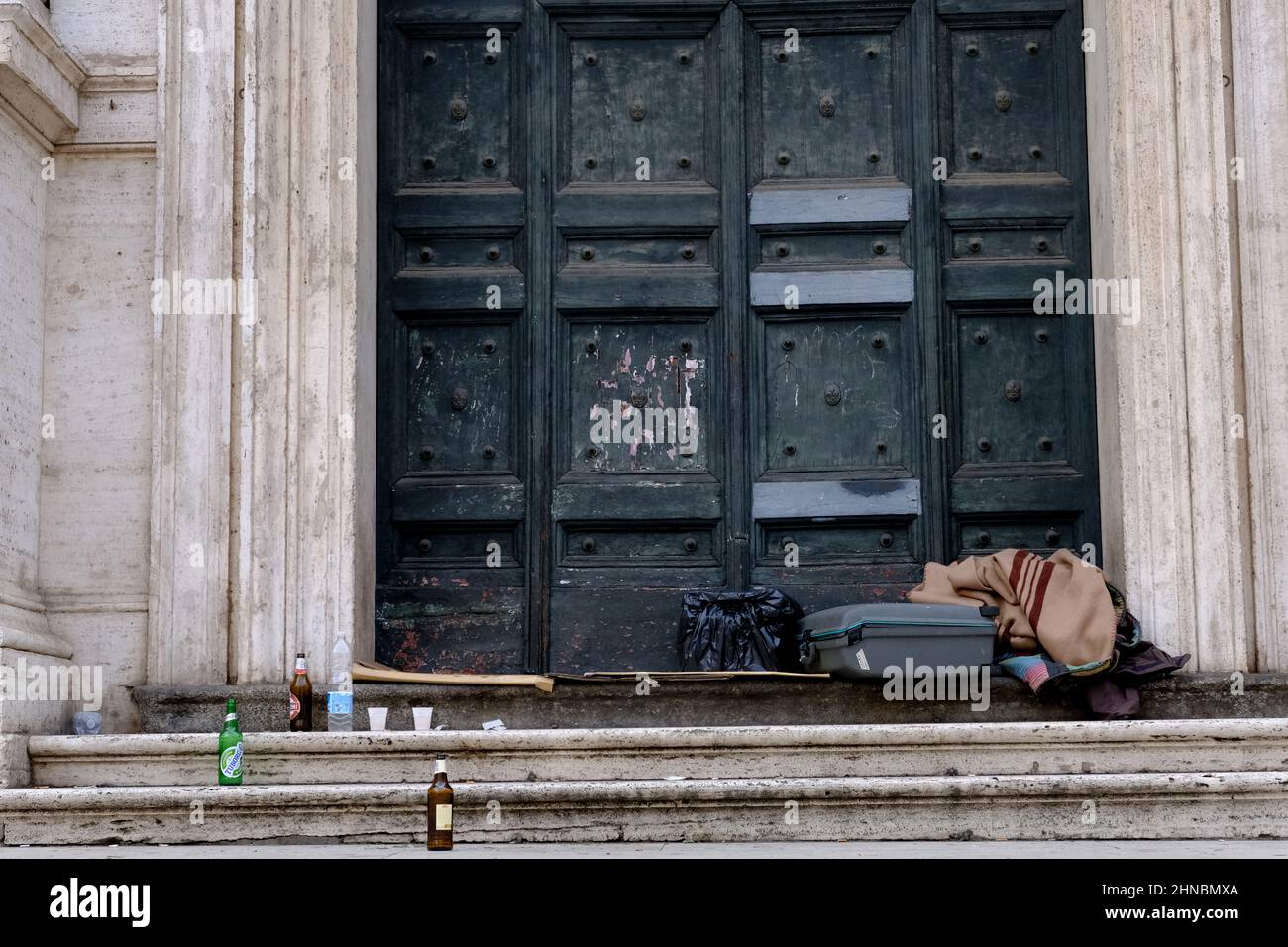 Die Habseligkeiten eines Obdachlosen auf den Stufen einer Kirche in Rom Italien. Es wird angenommen, dass es bis zu 8.000 Obdachlose in der italienischen c Stockfoto