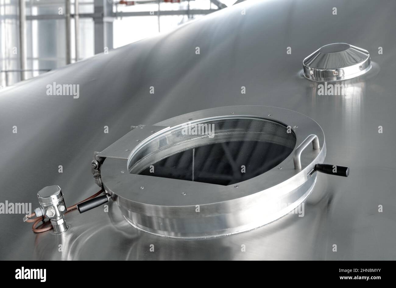 Große Gärtanks für Hefe. Inspektion Glasluke Industrielle Produktion von Bier und Alkohol Stockfoto