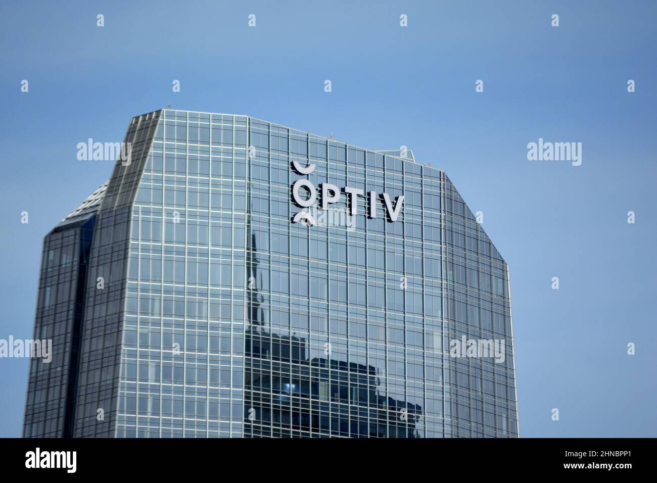 DENVER, CO, USA - 12. Feb. 2022: Optiv ist ein privat geführtes Unternehmen für Informationssicherheit mit Hauptsitz in der Innenstadt von Denver, Colorado. Stockfoto