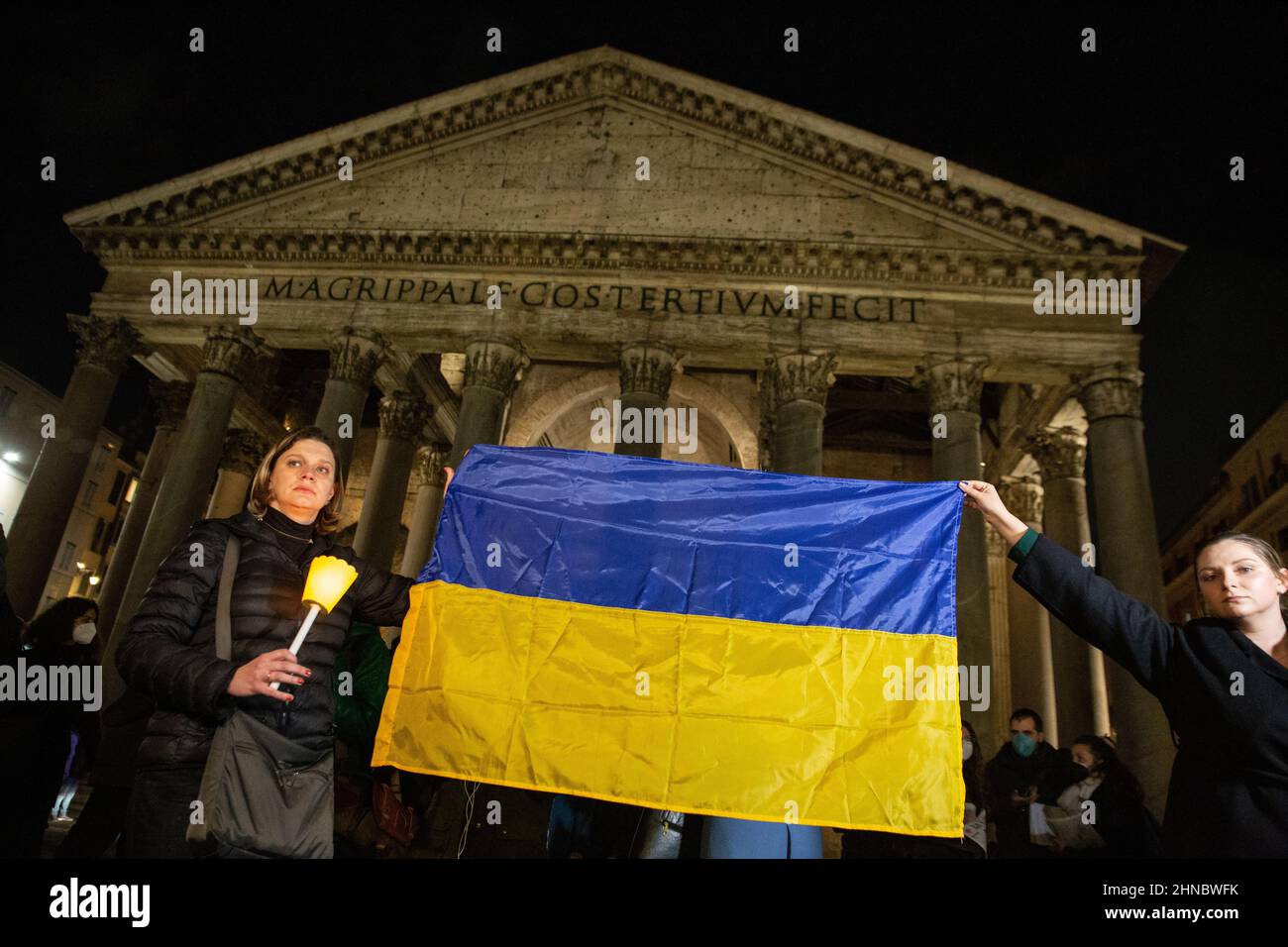 Rom, Italien. 15th. Februar 2022. Flashmob '#nowar' mit Fackelzug vor dem Pantheon in Rom für den Frieden in der Ukraine (Foto: Matteo Nardone/Pacific Press) Quelle: Pacific Press Media Production Corp./Alamy Live News Stockfoto