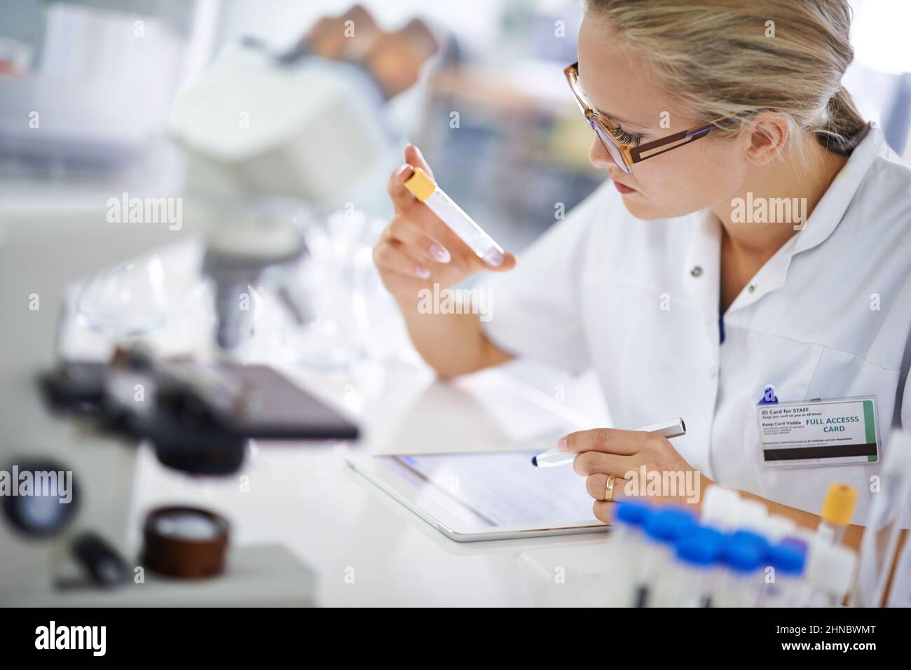 Forschung und Entwicklung. Eine junge Wissenschaftlerin, die ihre Ergebnisse auf einem Tablet aufzeichnete. Stockfoto