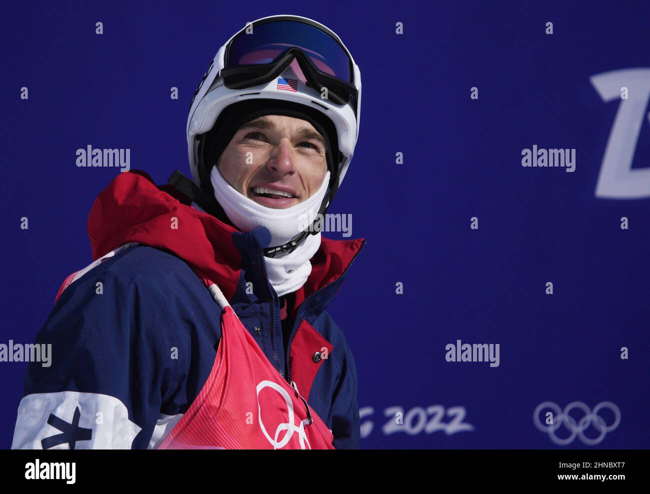 Zhangjiakou, China. 16th. Februar 2022. Alexander Hall aus den Vereinigten Staaten blickt auf die Anzeigetafel nach seinem letzten Lauf im Männer-Freestyle-Ski-Slopestyle-Finale bei den Olympischen Winterspielen 2022 in Peking am Mittwoch, den 16. Februar 2022 in Zhangjiakou, China. Hall gewann die Goldmedaille, Nichola Goepper aus den Vereinigten Staaten gewann die Silbermedaille und Jesper Tjader aus Schweden gewann die Bronzemedaille. Foto von Bob Strong/UPI Credit: UPI/Alamy Live News Stockfoto