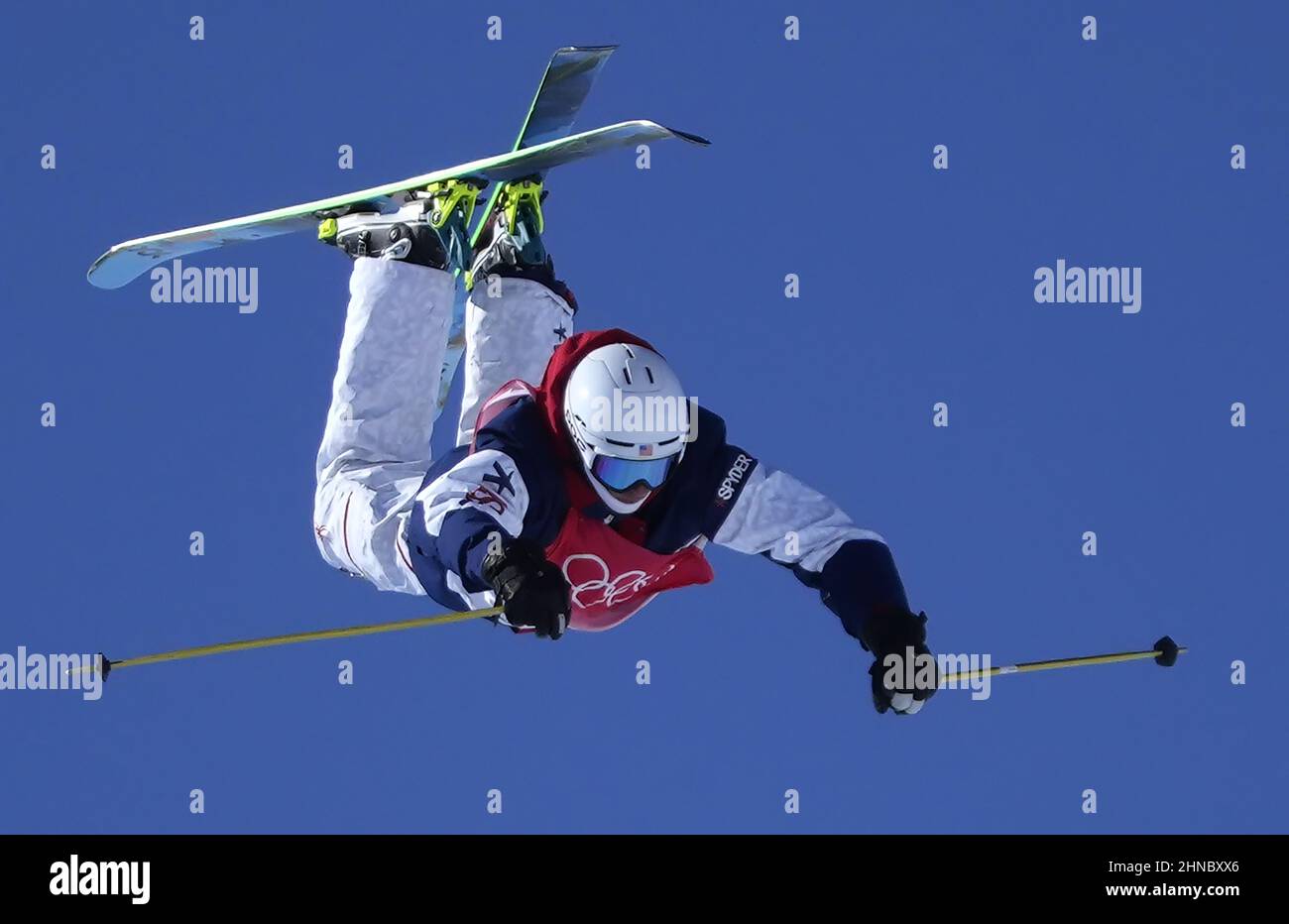Zhangjiakou, China. 16th. Februar 2022. Alexander Hall of the United States tritt bei den Olympischen Winterspielen 2022 in Peking am Mittwoch, den 16. Februar 2022, in Zhangjiakou, China, im Finale des Männer-Freestyle-Skiing-Slopestyle an. Hall gewann die Goldmedaille, Nichola Goepper aus den Vereinigten Staaten gewann die Silbermedaille und Jesper Tjader aus Schweden gewann die Bronzemedaille. Foto von Bob Strong/UPI Credit: UPI/Alamy Live News Stockfoto