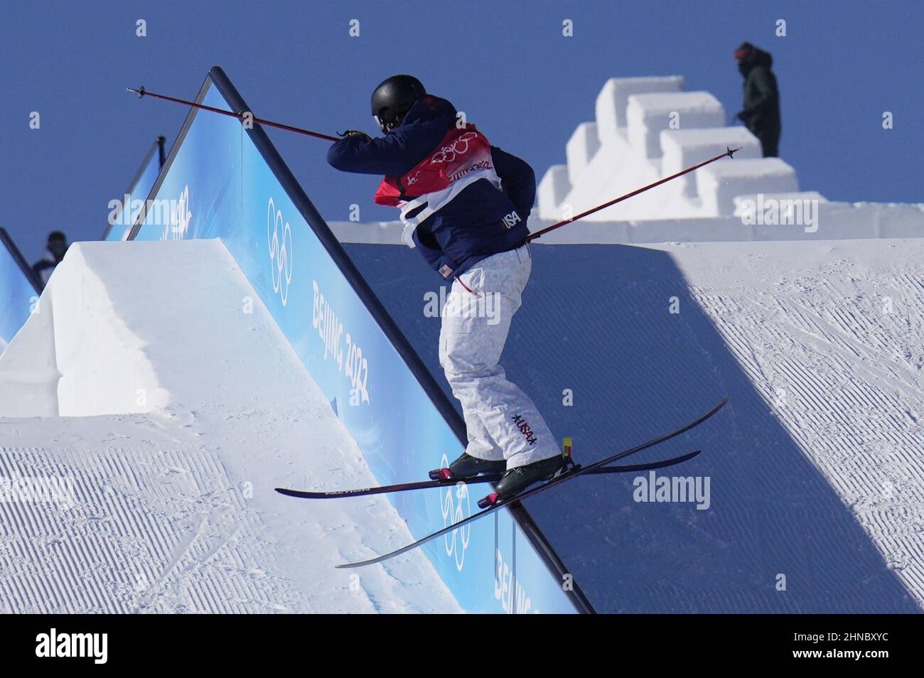 Zhangjiakou, China. 16th. Februar 2022. Alexander Hall of the United States tritt bei den Olympischen Winterspielen 2022 in Peking am Mittwoch, den 16. Februar 2022, in Zhangjiakou, China, im Finale des Männer-Freestyle-Skiing-Slopestyle an. Hall gewann die Goldmedaille, Nichola Goepper aus den Vereinigten Staaten gewann die Silbermedaille und Jesper Tjader aus Schweden gewann die Bronzemedaille. Foto von Bob Strong/UPI Credit: UPI/Alamy Live News Stockfoto