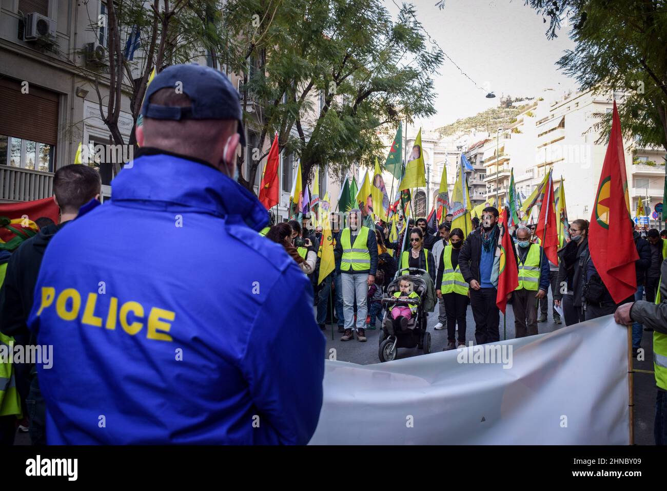 Athen, Griechenland. 15th. Februar 2022. Kurdische Aktivisten rufen vor der türkischen Botschaft in Athen, die von der Polizei blockiert wird, Parolen. Dutzende kurdische Aktivisten führen einen 42 Kilometer langen protestmarsch vom historischen Marathon-Dorf in Attica zur türkischen Botschaft in Athen durch, halten Flaggen fest und rufen Slogans wie „'Freiheit für Ocalan''“. Am 15. Februar 1999 nahm die Türkei mit Hilfe der Vereinigten Staaten den revolutionären kurdischen Führer Abdullah Ã-calan in Kenia gefangen. Ã-calan war auf dem Weg von der griechischen Botschaft zum Flughafen und ist seitdem inhaftiert. (Bild: © Dimitri Stockfoto