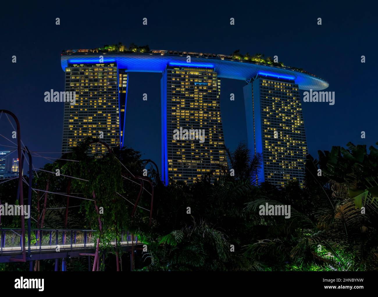 Singapur - 11. September 2019: Blick auf das beleuchtete berühmte Luxushotel, Einkaufszentrum und Casino Marina Bay Sands nach Sonnenuntergang Stockfoto
