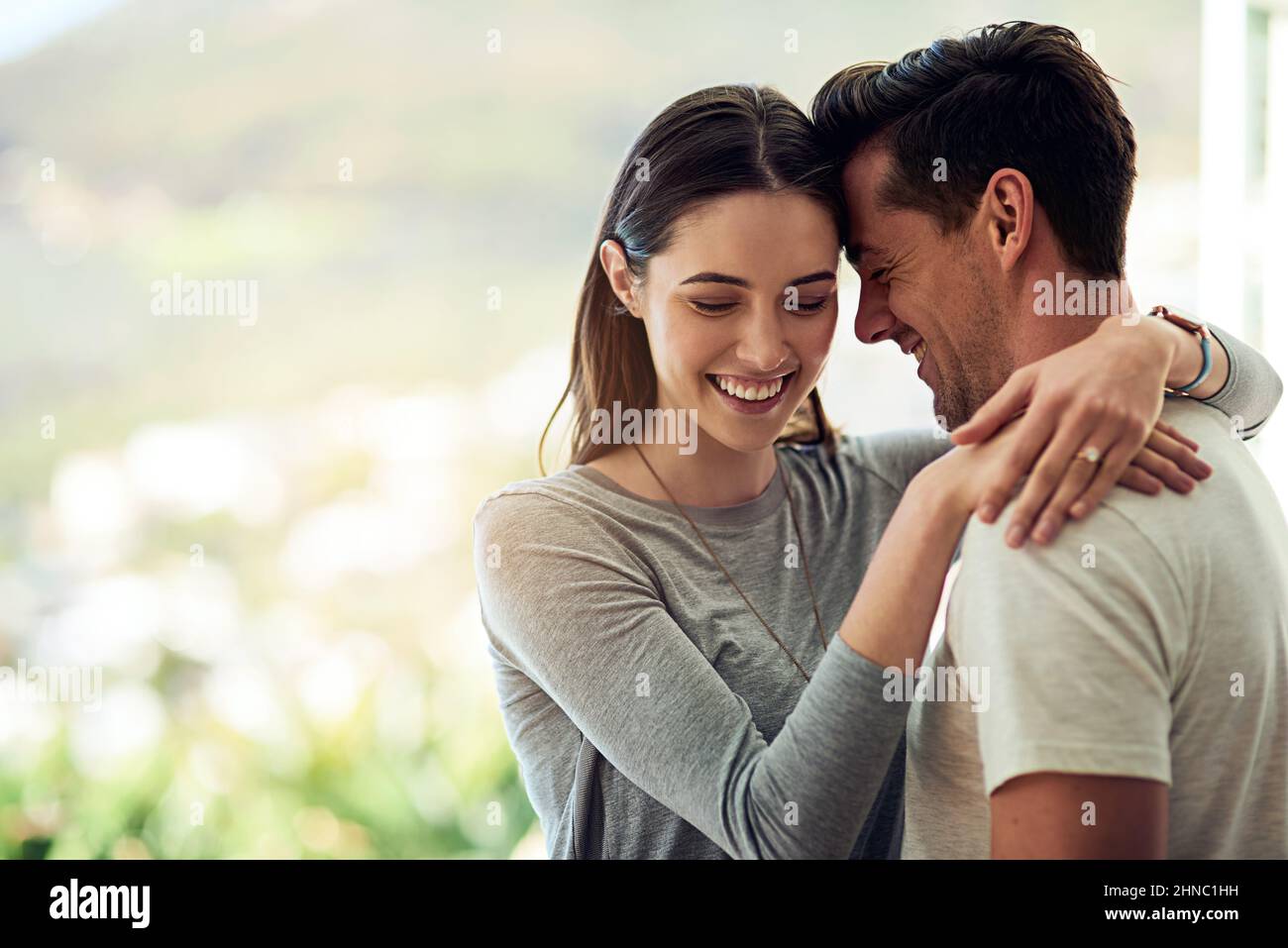 In jedem Moment verlieben sie sich tiefer. Aufnahme eines glücklichen jungen Paares in einer liebevollen Umarmung. Stockfoto