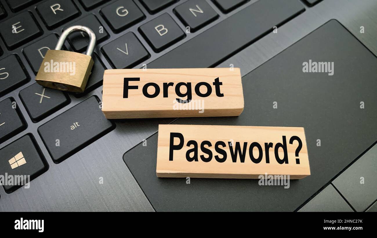 Nahaufnahme des Textes auf Holzblöcken - Passwort vergessen. Mit verschwommenem Schließfach und Laptop-Hintergrund. Passwortkonzept Stockfoto