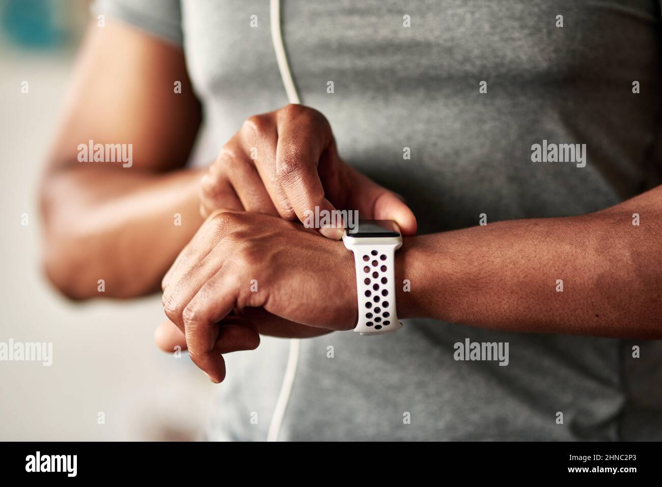 Übung ist lohnender, wenn Sie Ihre Zahlen in schwarz-weiß sehen. Kurzer Schuss eines nicht erkennbaren Mannes, der seine Armbanduhr überprüft. Stockfoto