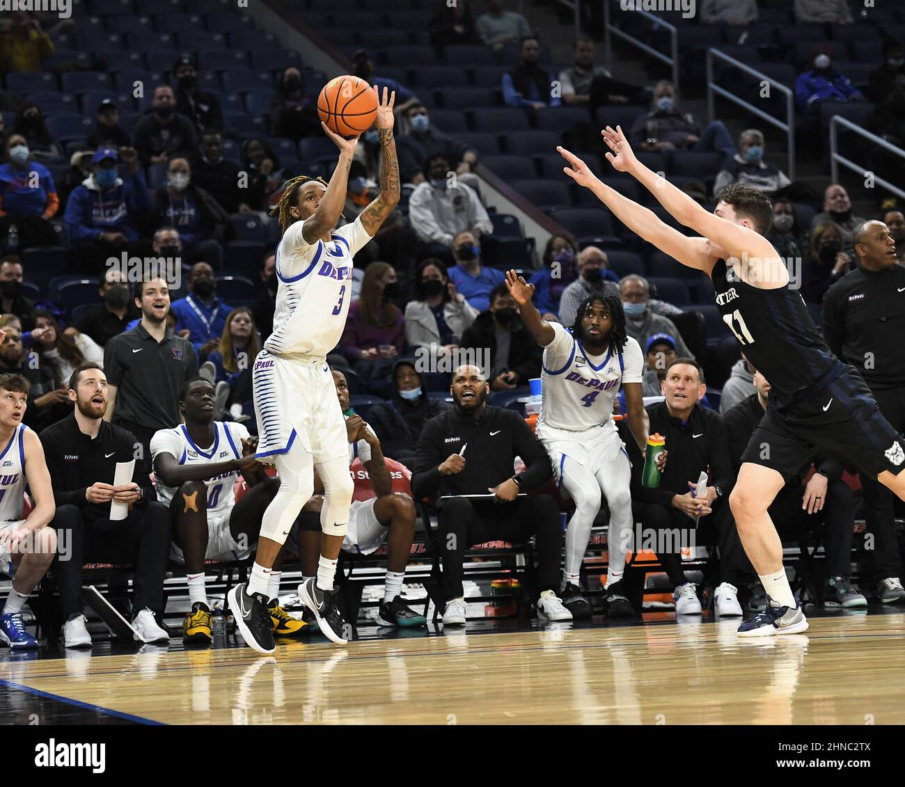 Chicago, Illinois, USA. 15th. Februar 2022. DePaul Blue Demons Wache Jalen Terry (3) schießt einen 3-Punkte-Schuss während des NCAA großen Ost-Konferenz-Basketballspiels zwischen DePaul vs Butler in Wintrust Area in Chicago, Illinois. Dean Reid/CSM/Alamy Live News Stockfoto