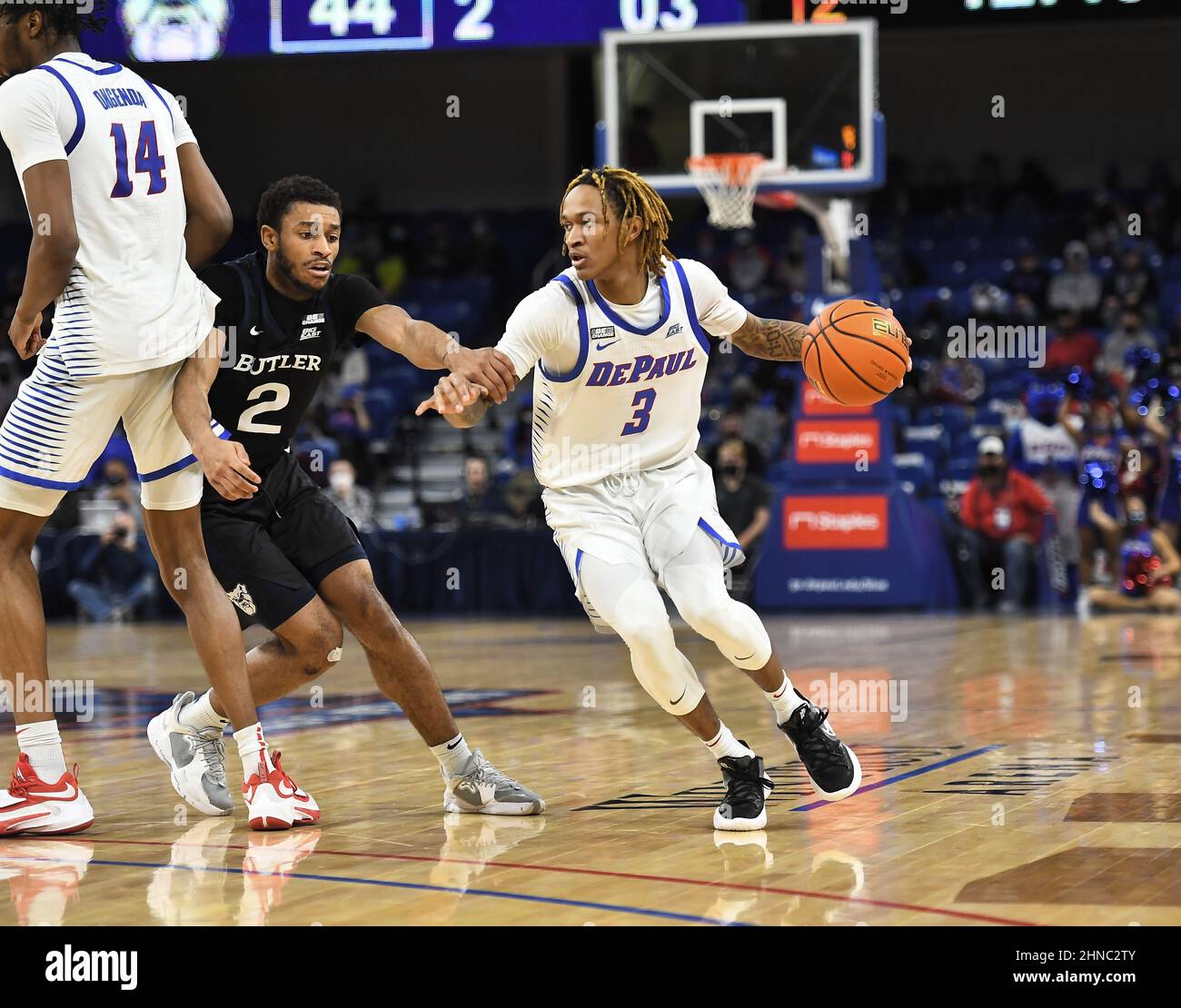 Chicago, Illinois, USA. 15th. Februar 2022. DePaul Blue Demons Wache Jalen Terry (3) macht sich auf den Weg, um einen Pick von Nick Ongenda während des NCAA großen Ost-Konferenz-Basketballspiels zwischen DePaul vs Butler in Wintrust Area in Chicago, Illinois, in den Korb zu legen. Dean Reid/CSM/Alamy Live News Stockfoto